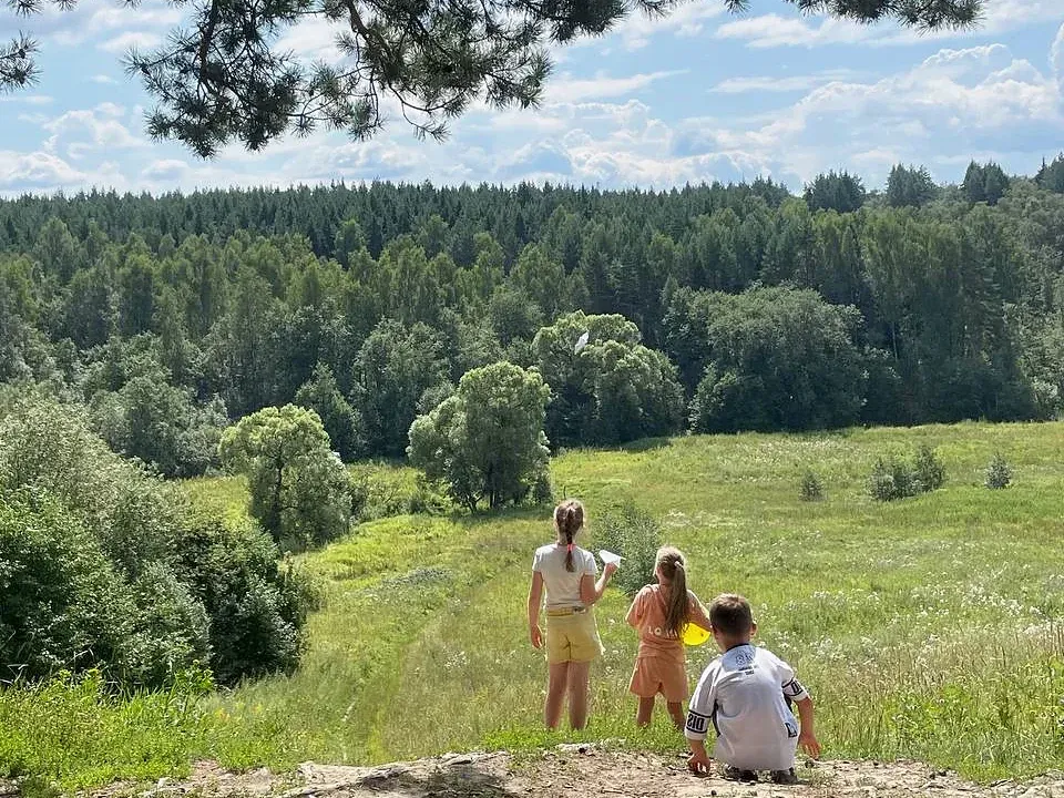 Дети на прогулке в лесной зоне во время летней смены